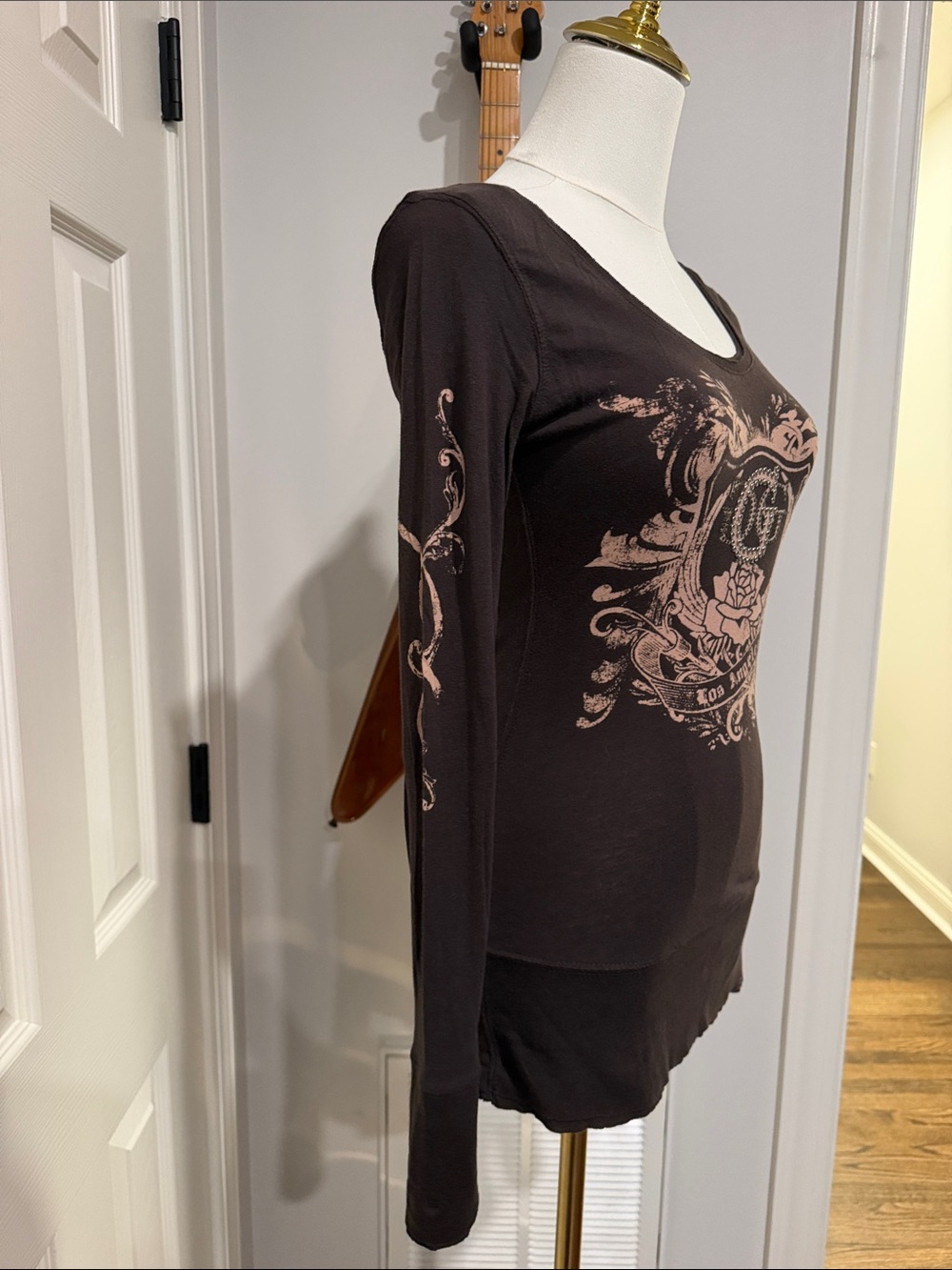 Vintage Guess Jeans Y2K Rhinestone Logo Brown Long Sleeve Top Graphic Tee XS - Picture 2 of 9